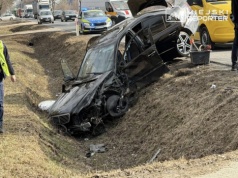 Zdarzenie na DK92. Mercedes w rowie po zderzeniu z zestawem ciężarowym