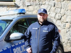 #SuperDzielnicowy 2026. Krynicki policjant, który po służbie zakłada hełm strażaka