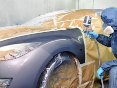 Malowanie auta po latach ma sens? Sprawdzamy, kiedy rachunek się broni, kierowcy tego nie liczą