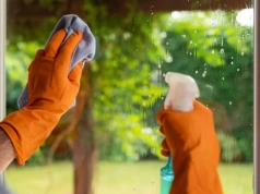 Myję okna bez smug w 2 minuty. To metoda, nie cudowny płyn