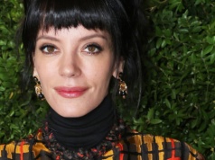 Klasycny francuski manicure jest już passe. Wiosną 2026 poproś w salonie o księżycowy french w stylu Lily Allen