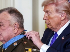 Donald Trump obiektem kpin. Prawie "udusił" weterana medalem