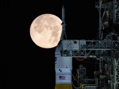 Historyczna misja uziemiona. Co blokuje lot wokół Księżyca?