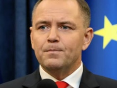 CBOS o SAFE: Na troje Polaków, dwoje za, jeden przeciw