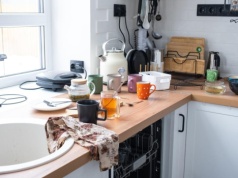 Zagracony blat w kuchni to już przeszłość. Sprytne triki na uporządkowanie rzeczy bez remontu