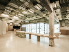 Brutalistyczny supermarket jak galeria sztuki. Prestiżowe nagrody za projekt