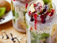 Omijasz śniadania, bo rano brakuje ci czasu? Ta owsianka robi się sama, gdy ty smacznie śpisz