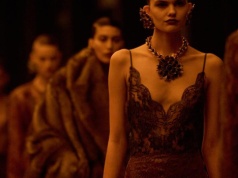 Nieśmiertelny seksapil smokingu: pokaz Saint Laurent jesień-zima 2026/27 celebruje „nokturnową elegancję”