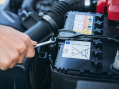 Masz auto z tym systemem? Musisz pamiętać o specjalnym akumulatorze