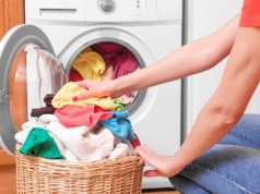 ​Włóż odrobinę do pralki. Ubrania więcej nie stracą koloru