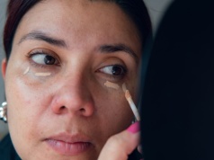 Żadne smokey eye. Makijaż "minimalistyczny romans" to nowy wybór modnych kobiet