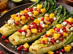 Spróbuj sałaty rzymskiej inaczej. Grillowana z dodatkami smakuje jak z dobrej restauracji