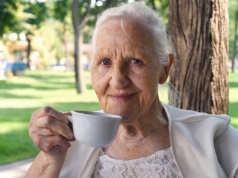 Seniorze, pij 2 szklanki w tygodniu. Pęcherz będzie pracować jak w zegarku