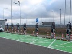 Liczba punktów ładowania na MOP-ach stale rośnie. GDDKiA mówi o liczbach