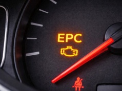 Kontrolka EPC: kiedy możesz jechać dalej, a kiedy lepiej stanąć?