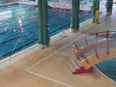 Jak na raty, to z dopłatą. Mieszkanka rozczarowana zmianami w rozliczeniach za naukę pływania