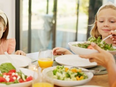 Czasem wystarczy zmienić podejście, a nie menu. Sprawdź, jak wspierać dzieci w świadomym jedzeniu każdego dnia