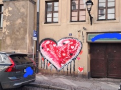 Graffiti czy zwykły wandalizm? Różowe serce na jednej z najstarszych kamienic w Świdnicy