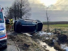Niebezpieczne dachowanie na drodze wojewódzkiej. Samochód zatrzymał się na boku