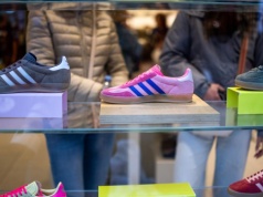 Słabsza prognoza zysków uderzyła w notowania akcji Adidasa