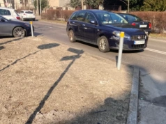 Zamiast poprawić źle zrobiony zieleniec przy drodze, MZUiM postawił słupki