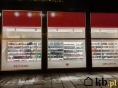 Subtelny, kobiecy i trwały. Rossmann obniżył cenę wielkiego hitu