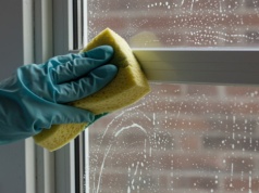 Wystarczy wymieszać ten produkt z wodą i spryskać ramy. Okna znów będą śnieżnobiałe