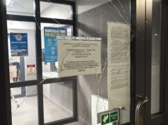 Zniszczył drzwi w komisariacie i znieważył policjantkę