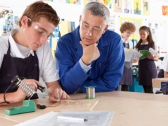 Bezpłatna szkoła średnia – dlaczego warto wybrać CosinusYoung? Sprawdź ofertę dla ósmoklasistów