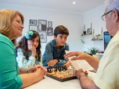 800 plus dla seniorów z gotowym projektem. Dodatkowe od 400 do 800 zł dla rodziców dorosłych dzieci