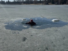 Szkolenie służb nad Sosiną. Ćwiczą akcje ratunkowe na kruchym lodzie