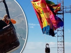 Zawiśli 300 metrów nad ziemią. Nad nimi tylko strzępy