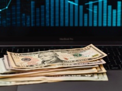 Atak na Iran zabujał rynkami. Nagły zwrot kursu dolara, sufit przebity