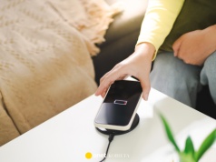 Jak uruchomić ładowanie indukcyjne telefonu? Ten trik znacząco ułatwi życie