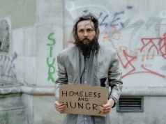 Polscy bezdomni zmuszeni do niewolniczej pracy i jedzenia karmy dla psów. Zapadł wyrok za handel ludźmi