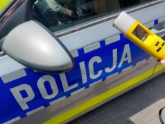 Rzeszów: Pijany 72-latek uderzył w znak i uciekł. W aucie przewoził swoje wnuczki