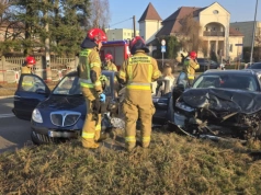 Dwa auta rozbite na skrzyżowaniu. Kolizja na skrzyżowaniu ul. Piekarskiej i Działkowej