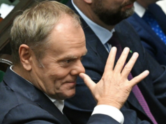 Tusk kluczy w wypowiedzi i sam sobie zaprzecza. Mówi tak, żeby nic nie powiedzieć — a Polacy w Dubaju czekają