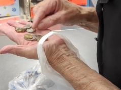 Masz ponad 60 lat? Tu zrobisz zakupy z dużą zniżką i odciążysz budżet