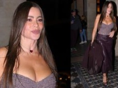 53-letnia Sofia Vergara kusi dekoltem, przechadzając się po Paryżu. Diwa? (ZDJĘCIA)