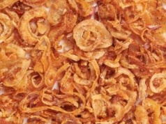 Zapomnij o miękkiej cebuli. Ten austriacki patent sprawi, że będzie chrupać jak najlepsze chipsy