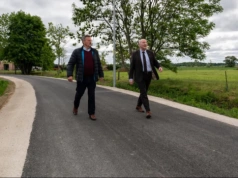 Miała łączyć, urywa się w błocie. Burmistrz ogłosił sukces, radny pokazuje prawdę