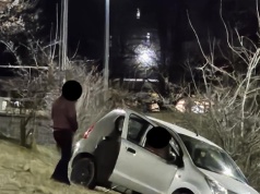 Groźne sytuacje w Koninie. Auto zapaliło się na skrzyżowaniu, a inne wypadło z drogi