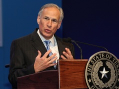 Gubernator Teksasu z nagraniem z wojny w Iranie. Tylko że był to film z gry