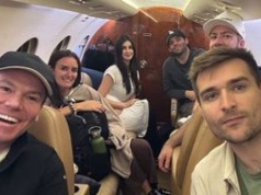 Doradca Trumpa uciekł prywatnym lotem. Zwykli obywatele uwięzieni