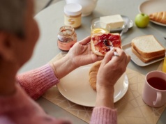 Śniadanie jedzone o tej porze może skracać życie. Naukowcy sprawdzali to przez 22 lata