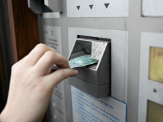 Wrzucasz pieniądze do wpłatomatu? Po przekroczeniu tej kwoty bank zapyta, skąd tyle masz