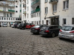 Widzisz tę tabliczkę przy bloku? Wielu kierowców nie wie, czy naprawdę muszą jej słuchać