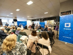 „Ławka dialogu” z seniorami już za nami. Kraków wzmacnia politykę 60+ – od infrastruktury po bezpieczeństwo w domu