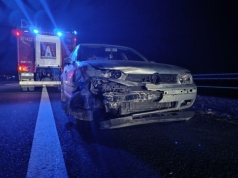 Na obwodnicy Lublina Volkswagen uderzył w bariery. Na miejscu pracują służby